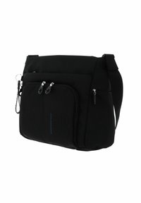 Borsa a tracolla nera realizzata in tessuto resistente, con una tasca frontale con cerniera dotata di due zip, tracolla regolabile e dettaglio del logo.