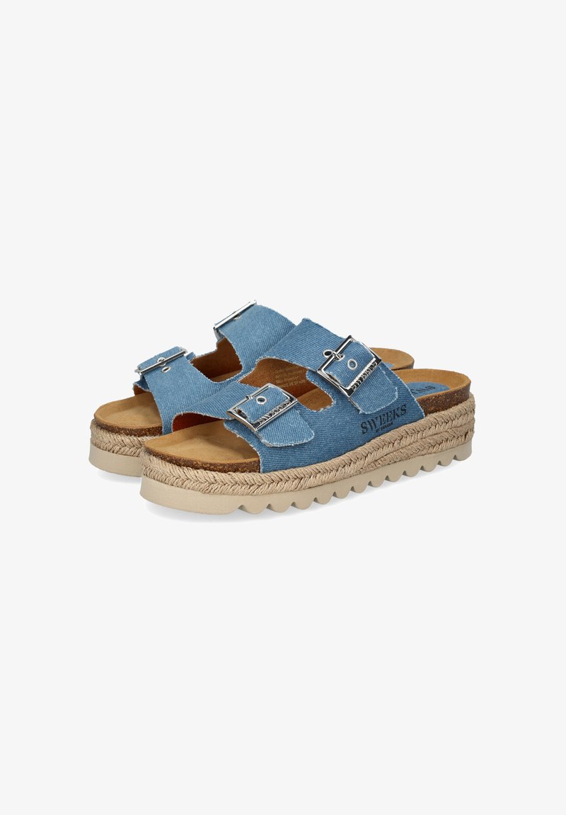 Sandales plateforme en denim bleu avec deux brides réglables et boucles en argent. Dotées d'une semelle intermédiaire en corde tressée et d'une semelle extérieure en caoutchouc texturé.