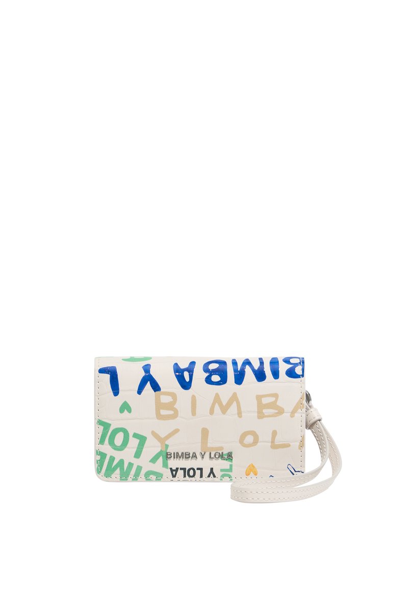 Biely syntetický peňaženka s embosovanou textúrou, s multicolor grafickým textom. Obsahuje zápästný remienok a detail loga na spodnej strane.