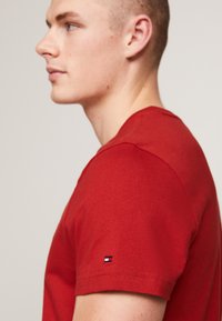 Tommy Hilfiger LOGO TEE - Print T-shirt - dark magma