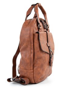 Sac à dos en cuir marron avec poche avant à rabat sécurisée par une boucle métallique et bretelles réglables sur fond blanc.