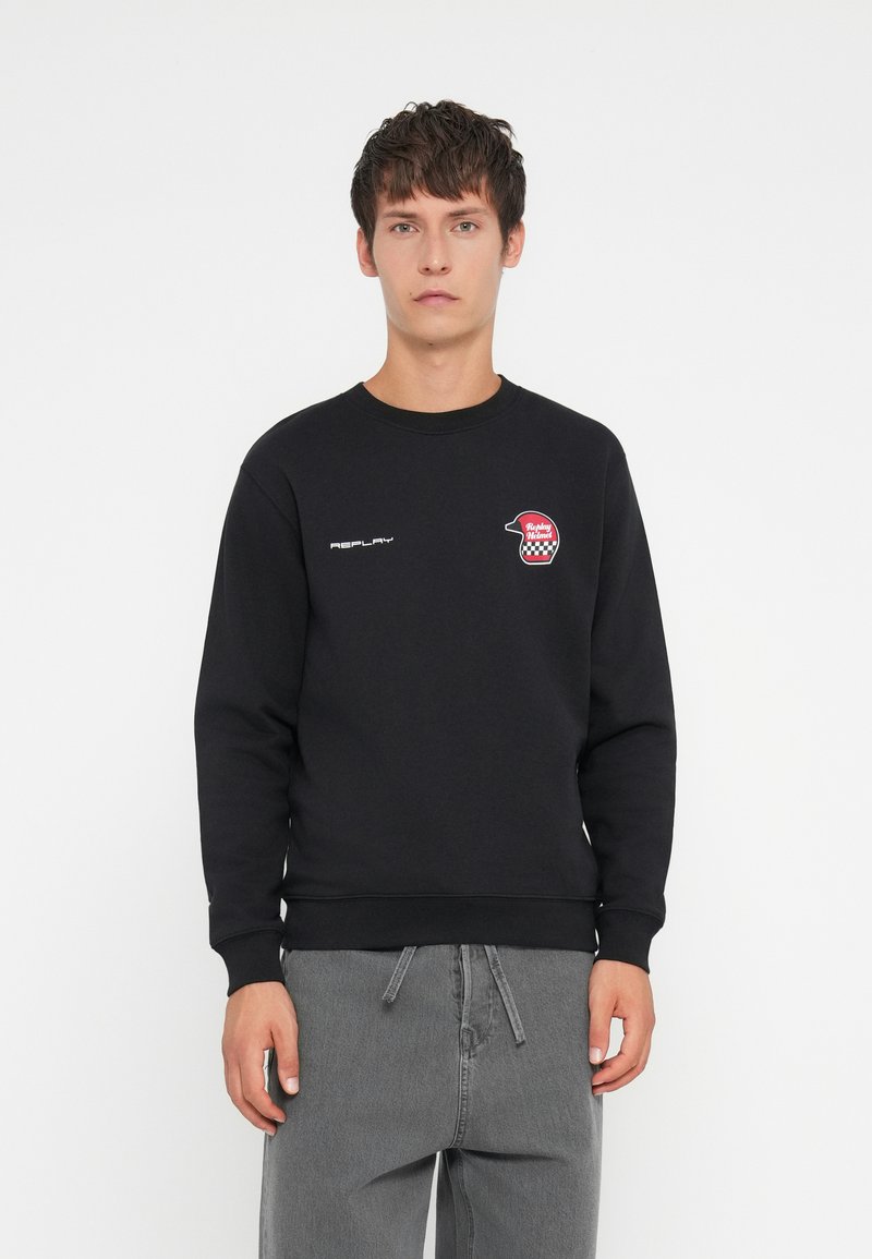 Fekete, pamut keverékből készült pulcsi, kerek nyakkal, bordás mandzsettákkal és elülső logó folttal, piros és fehér kockás részletekkel.