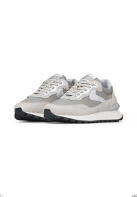 Sneaker grigio chiaro in suede e rete, con un accento di logo bianco, punta arrotondata, suola nera spessa e lacci beige.