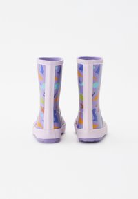 Lasten violetit sadeformaiset saappaat, joissa on värikkäitä dinosaurusteemoja, katsottuna takaa valkoista taustaa vasten.