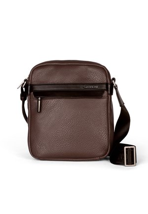 Borsa a tracolla in pelle marrone con finitura testa di moro, design piatto, tracolla regolabile, tasca frontale con zip e dettaglio logo sulla parte anteriore.