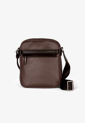 Hnědá kožená messenger taška s texturovaným povrchem, plochým designem, nastavitelným popruhem, přední kapsou na zip a logem na přední straně.