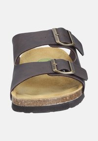 Sandales en cuir marron avec deux larges sangles et des boucles en métal, dotées d'une semelle intérieure rembourrée et d'une semelle extérieure texturée pour une meilleure adhérence.