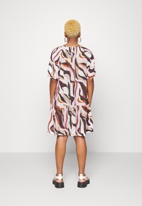 Kortärmad, knälång klänning i lätt tyg. Har ett färgglatt abstrakt mönster med rosa, bruna, orange och krämiga nyanser.