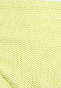 Tecido texturizado verde limão com um padrão ondulado, com uma sensação suave e ligeiramente elástica, adequado para várias aplicações em vestuário.