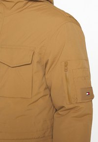 Tommy Hilfiger ROCKIE 3 IN 1 PARKA - Abrigo de invierno - desert khaki