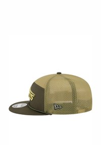 Grüne und beige Kappe mit einem Netzrücken, flacher Krempe und gestickten Logodetails. Verfügt über eine strukturierte Krone und einen verstellbaren Snapverschluss.