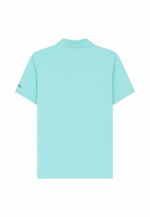 Camiseta polo azul claro de manga corta vista desde atrás con un cuello ligeramente levantado y costuras mínimas visibles.