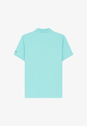 Camiseta polo azul claro de manga corta vista desde atrás con un cuello ligeramente levantado y costuras mínimas visibles.
