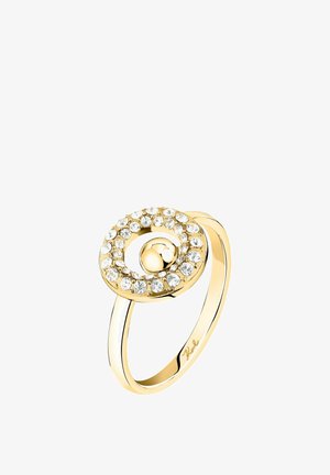 Gouden ring met een cirkelvormig ontwerp en een centrale bol. Het bandje is glad en versierd met meerdere heldere, fonkelende kristallen aan de buitenkant van de cirkel.