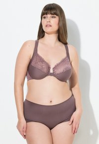 Mauve bh met kantdetails en bredere banden, gecombineerd met hoog opgesneden mauve slipjes, met een zachte stof en een minimalistisch ontwerp.