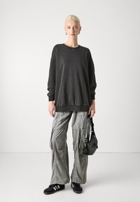 ONLY ONLLUCINDA O NECK - Sweatshirt - black