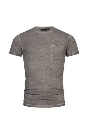 Grå kortærmet t-shirt med rund hals og brystlomme, der har en lille brun knap, præsenteret på en hvid baggrund.