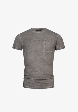 Graues Kurzarm-T-Shirt mit Rundhalsausschnitt und Brusttasche, die einen kleinen braunen Knopf zeigt, auf einem weißen Hintergrund präsentiert.
