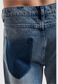 Farkut denimissä vaaleasta tummanssiniseen gradienttiin, jossa on erityinen tumman värinen läppätasku. Klassinen viiden taskun tyyli ja istuva muoto.