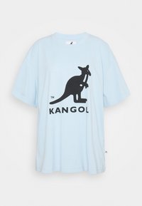 Camiseta de algodón azul claro con mangas cortas, que presenta un gráfico de un canguro negro y el texto "KANGOL" debajo en letra gruesa.
