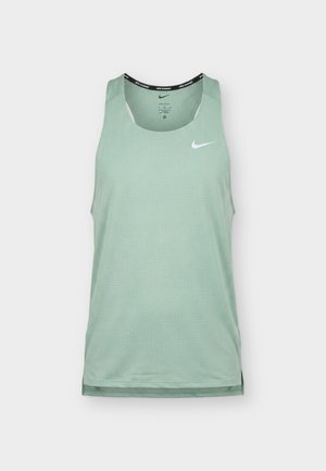 Jasnozielony sportowy top bez rękawów z białym logo Nike Swoosh na piersi i czarnym napisem Nike Running na wewnętrznym kołnierzu.