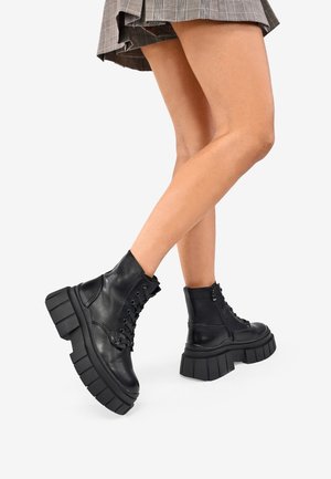 Stivaletti con plateau - black