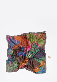 Kwadratowa jedwabna apaszka z żywym, tropikalnym wzorem przedstawiającym ptaki i rośliny, w odcieniach różu, zieleni, pomarańczy i brązu, wykończona ciemnoszarym obszyciem.