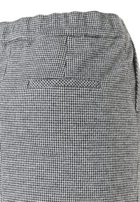 Grau-schwarz kariierte Hose mit glatter Textur, elastischem Bund und einer einzelnen Gesäßtasche.