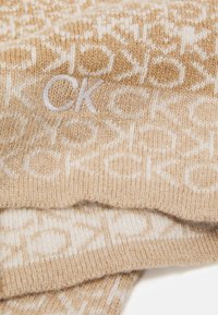 Calvin Klein MONOGRAM BEANIE - Czapka