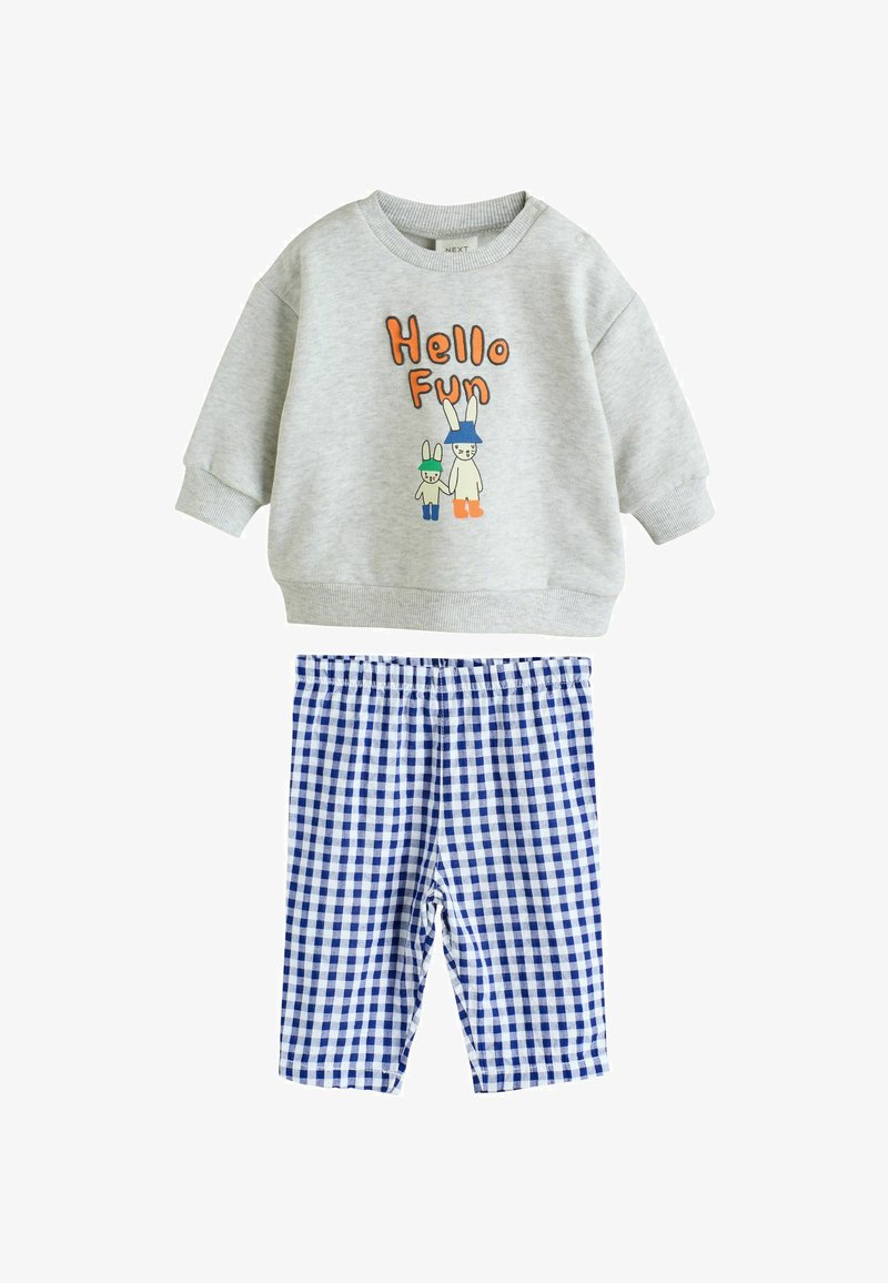 Hall hallis dressipluus teksti "Hello Fun" ja küüliku graafikaga, kombineeritud siniste ja valgete ruudulise ginghami pükstega. Pehmed, mugavad materjalid.