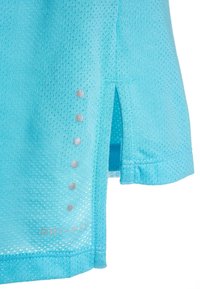Camiseta deportiva Dri-FIT de color azul claro con textura de malla, aberturas laterales y seis pequeños puntos plateados a lo largo de la costura. Dobladillo ajustable.