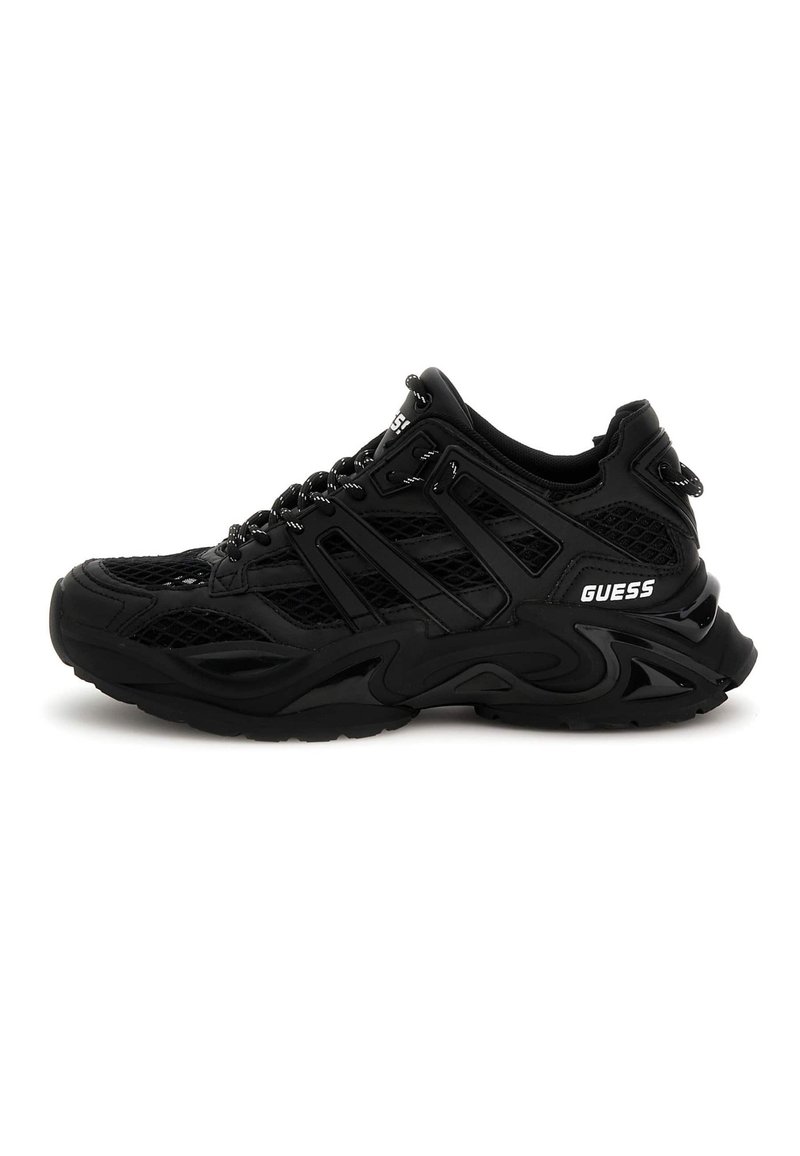 Chaussure de sport noire en mesh et matériaux synthétiques, avec des motifs texturés, une semelle épaisse et un logo de marque blanc contrastant.