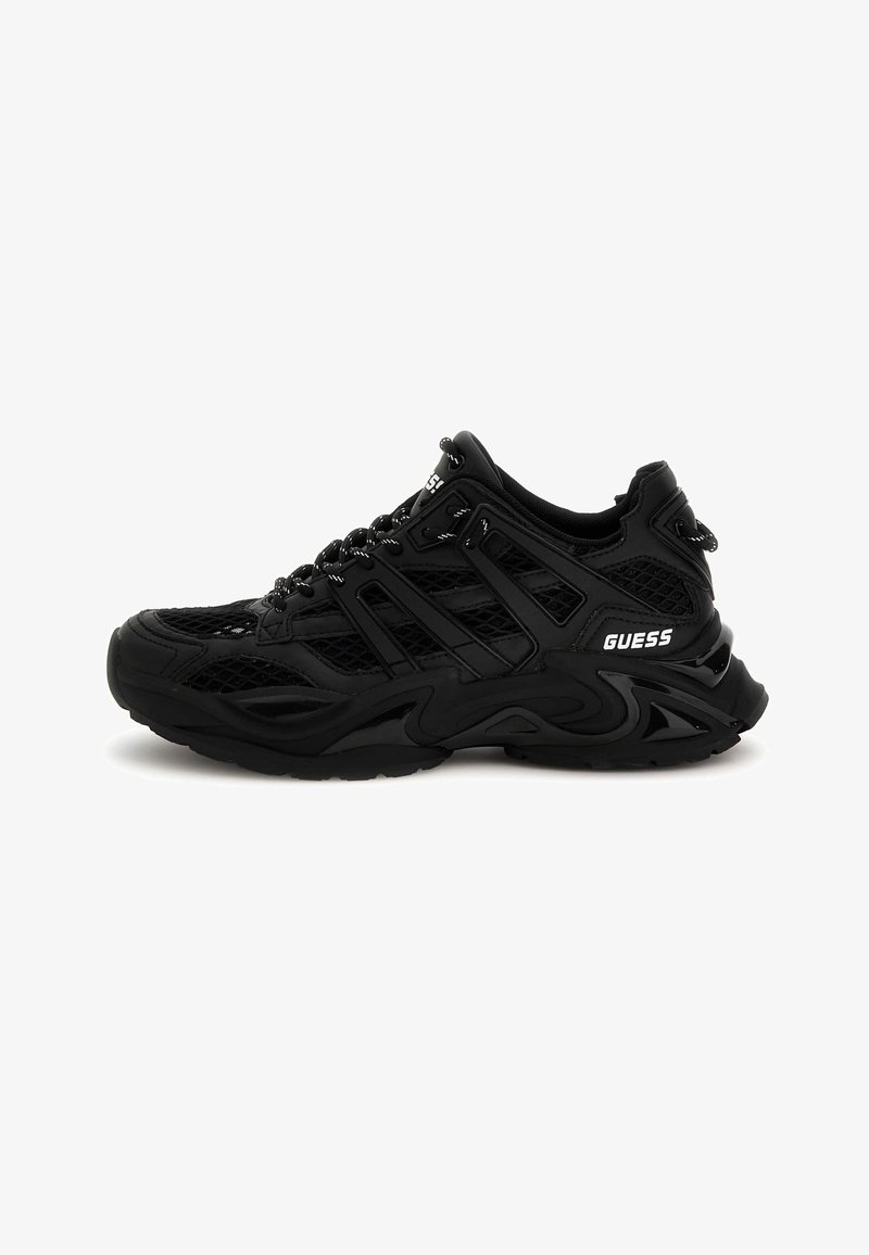 Pantoful sportiv negru, fabricat din materiale din plasă și sintetice, cu modele texturate, talpă groasă și logo-ul alb al brandului în contrast.