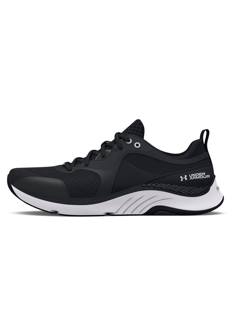 Scarpa sportiva nera con upper in mesh e sintetico, intersuola bianca, dettagli testurizzati e punta rinforzata. Presenta lacci e dettagli di branding.