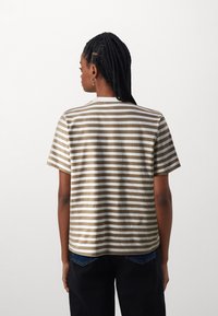 ONLY ONLLIVINA STRIPE - Triko s potiskem - walnut/white