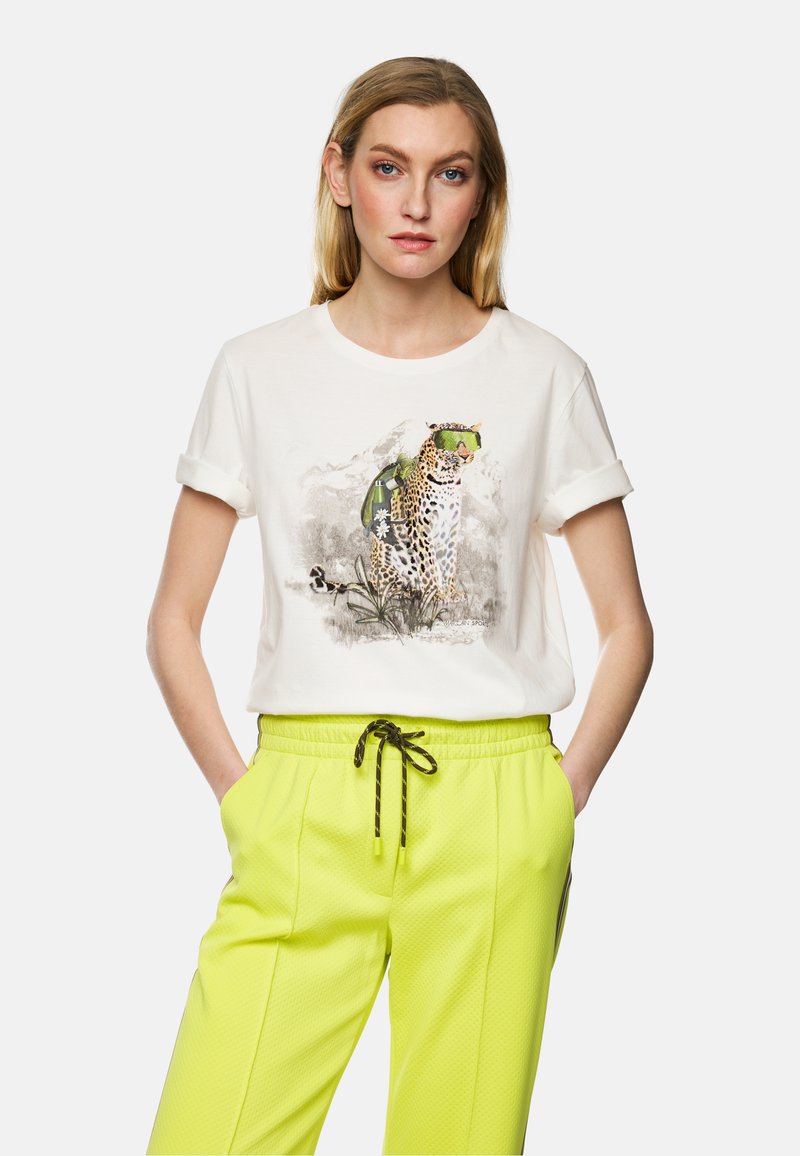 Weißes Baumwoll-T-Shirt mit einem Leopardenmotiv, der eine Sonnenbrille trägt, kombiniert mit leuchtend gelben Sweatpants mit Kordelzug und strukturiertem Muster.