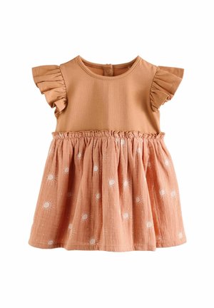 Vestido marrón claro con mangas cortas con volantes, cintura fruncida y falda acampanada con patrones de soles blancos sobre un fondo coral claro.