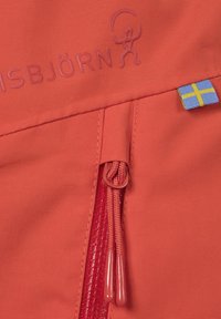 Skinnende orange stof med en tekstureret finish har en fremtrædende lynlås og dragtabs samt en lille svensk flagg accent.