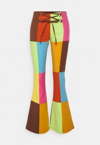 Calças largas com um design de patchwork em cores vibrantes: castanho, rosa, amarelo, verde, azul e laranja. Inclui detalhe de cinto à cintura.