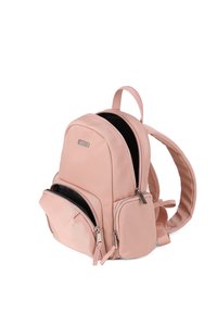Sac à dos en nylon rose avec deux poches frontales zippées et des bretelles réglables. Texture lisse, forme arrondie et accents en métal.