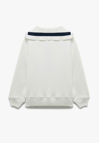 Sudadera blanca con puños y dobladillo acanalados. Presenta un cuello a rayas en azul marino. Diseñada con un corte relajado y una textura suave. Se muestra vista desde atrás.