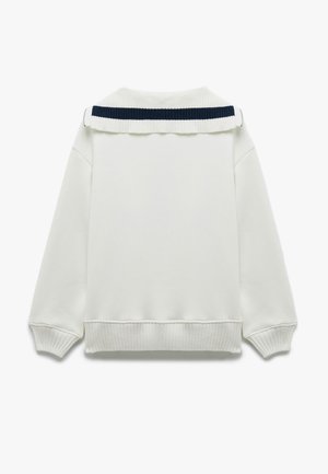 Valkoinen collegepaita, jossa on ribbauskäsi- ja helman viimeistely. Sisältää tummansiniset raidalliset kaulukset. Suunniteltu rentoon istuvuuteen ja pehmeään tekstuuriin. Takakuvassa esitelty.