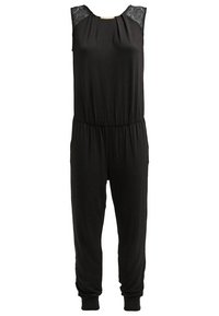 Combinaison noire en tissu doux, avec un design sans manches, des accents en dentelle sur les épaules, une taille froncée et des jambes fuselées.