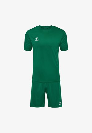 Grøn atletisk uniformssæt bestående af en t-shirt med korte ærmer og matchende shorts, lavet af glat stof med et logo på t-shirten.