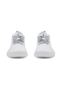 Baltos sportinės bateliai su orui laidžiu tinklelio viršumi, raišteliais ir paminkštintomis padais. Pado dizainas lygus, skirtas geram sukibimui ir patogumui.