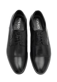Scarpe eleganti in pelle nera con punte arrotondate, lacci sul davanti, superficie liscia e un riflesso lucido sulla punta. Nome del marchio "RYLKO" all'interno.