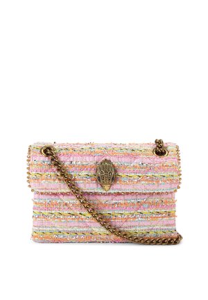 Kleine rechthoekige pastelkleurige tweed handtas met gouden kettingband en decoratieve gouden sluiting in de vorm van een hand.