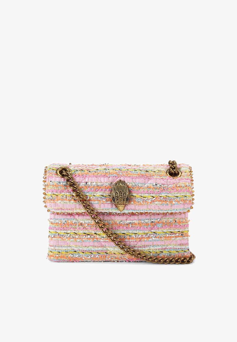 Petit sac à main rectangulaire en tweed pastel avec une bandoulière chaîne en or et un fermoir décoratif en or en forme de main.