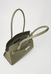Olivengrüne strukturierte Handtasche mit doppelt griffen, Hardware in Goldoptik, Reißverschluss und Innentasche. Aus glattem synthetischem Material.
