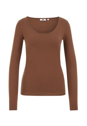 Maglia marrone a maniche lunghe realizzata in un tessuto liscio con scollatura rotonda. Presenta un design aderente e una trama uniforme senza motivi o dettagli.